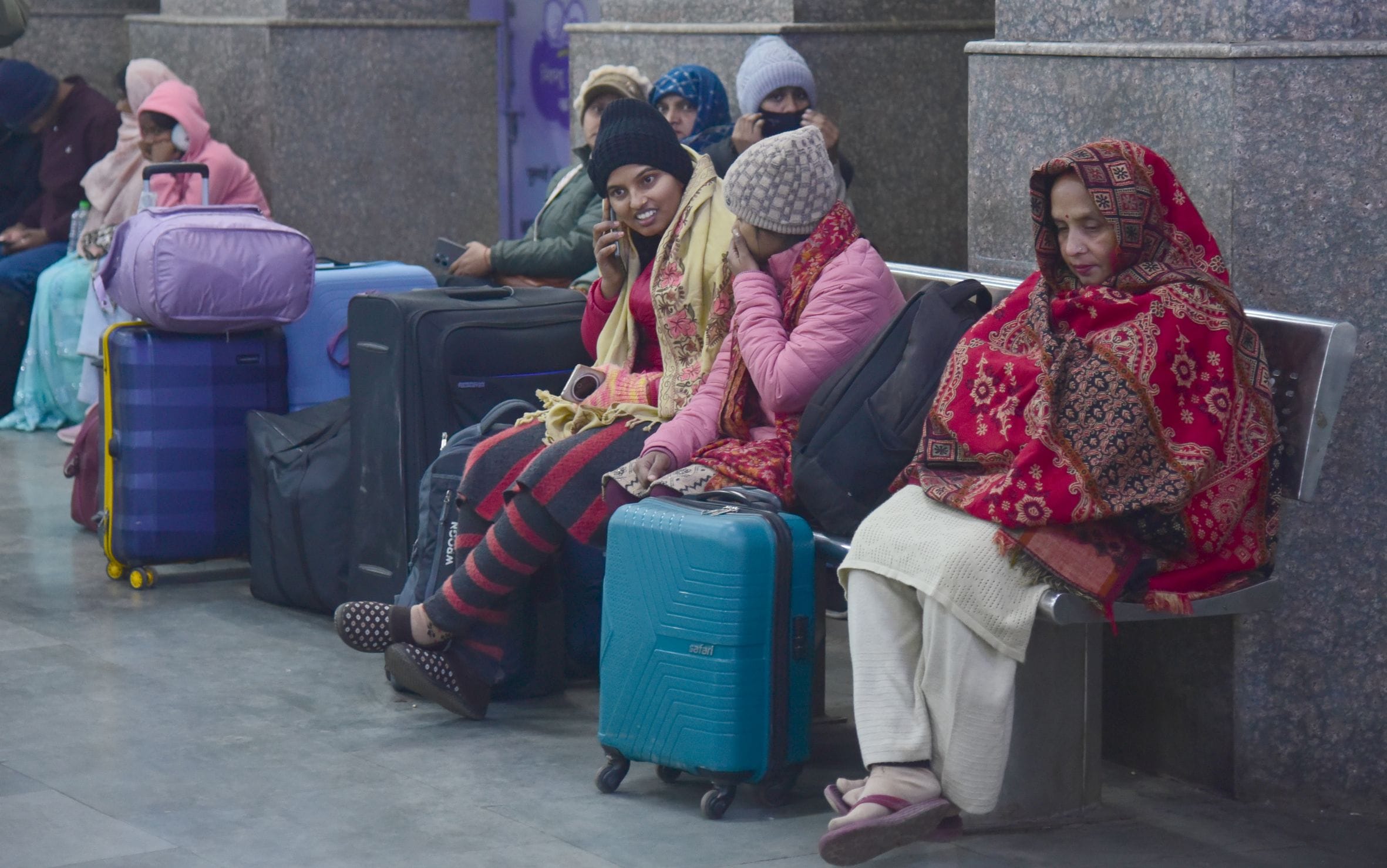 ठंड से ठिठुरते लोग। ठंड से ठिठुरते लोग।