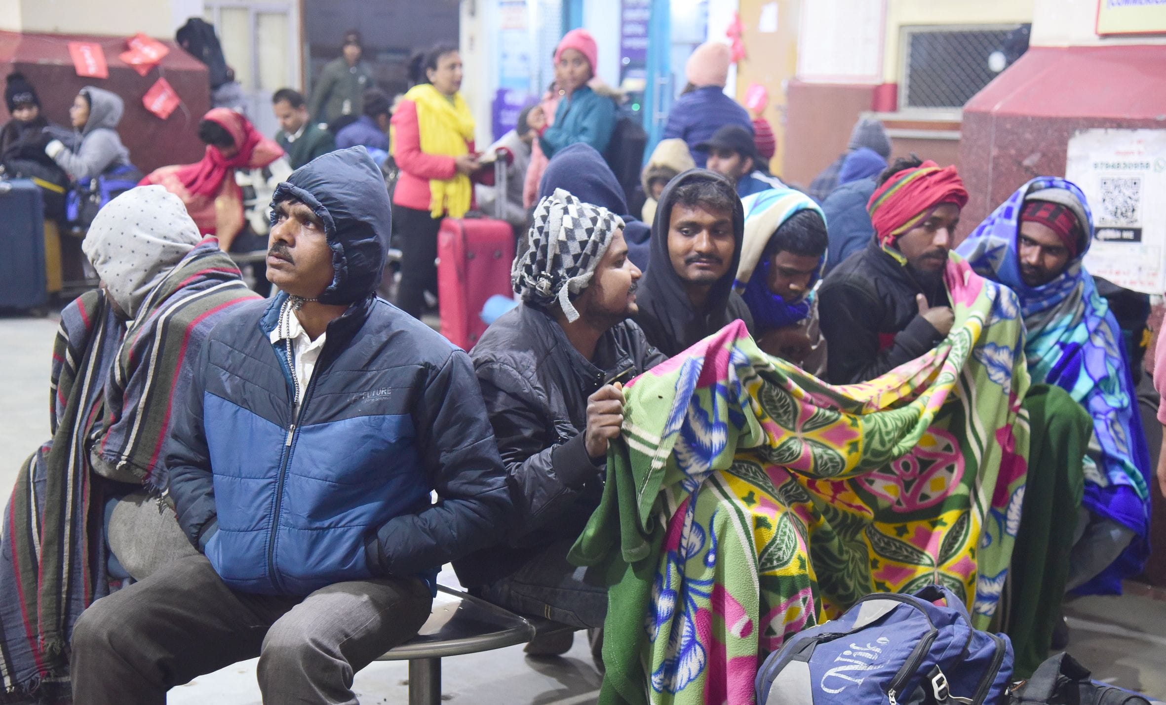 ठंड से ठिठुरते लोग। ठंड से ठिठुरते लोग।