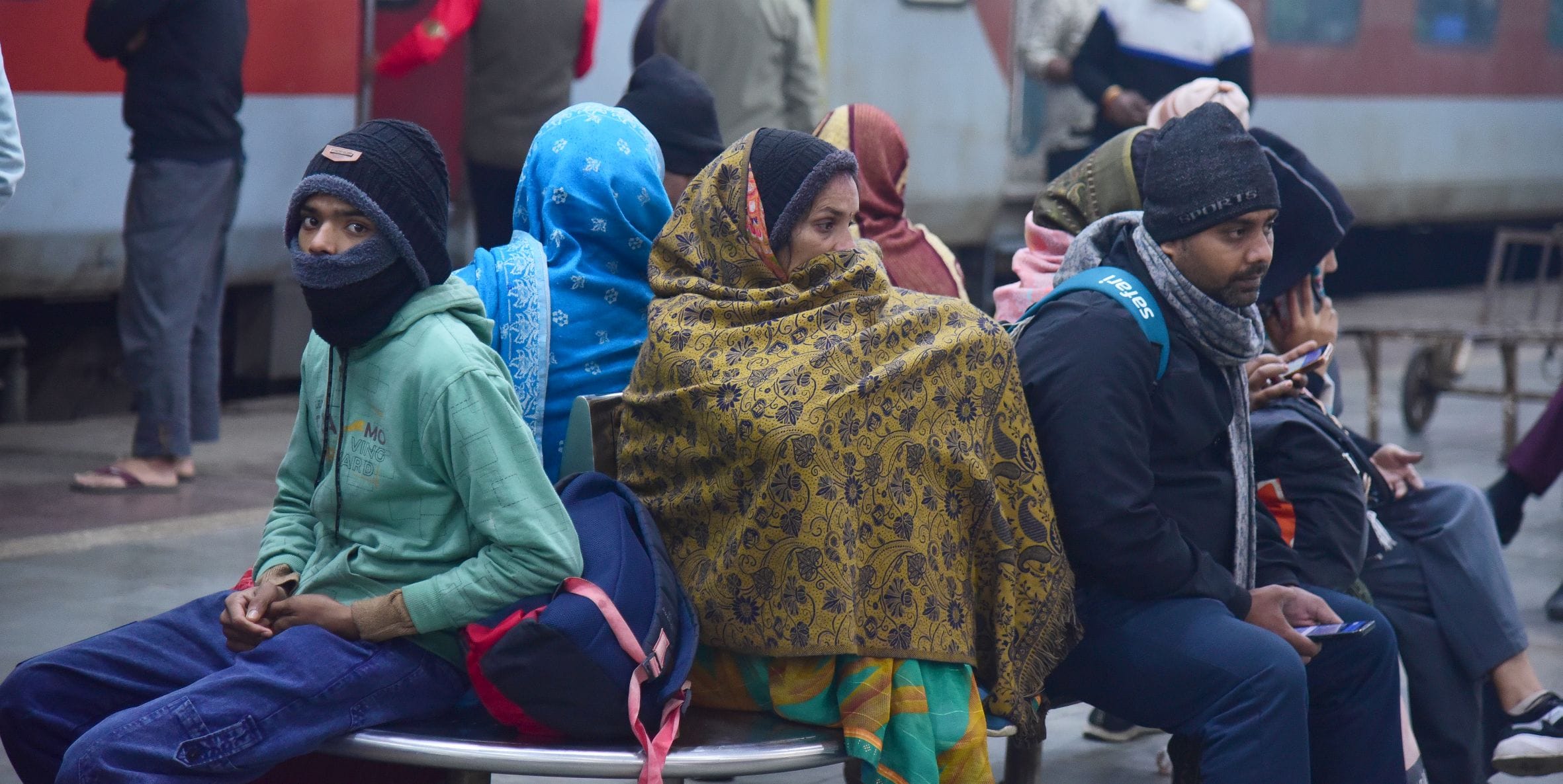 ठंड से ठिठुरते लोग। ठंड से ठिठुरते लोग।