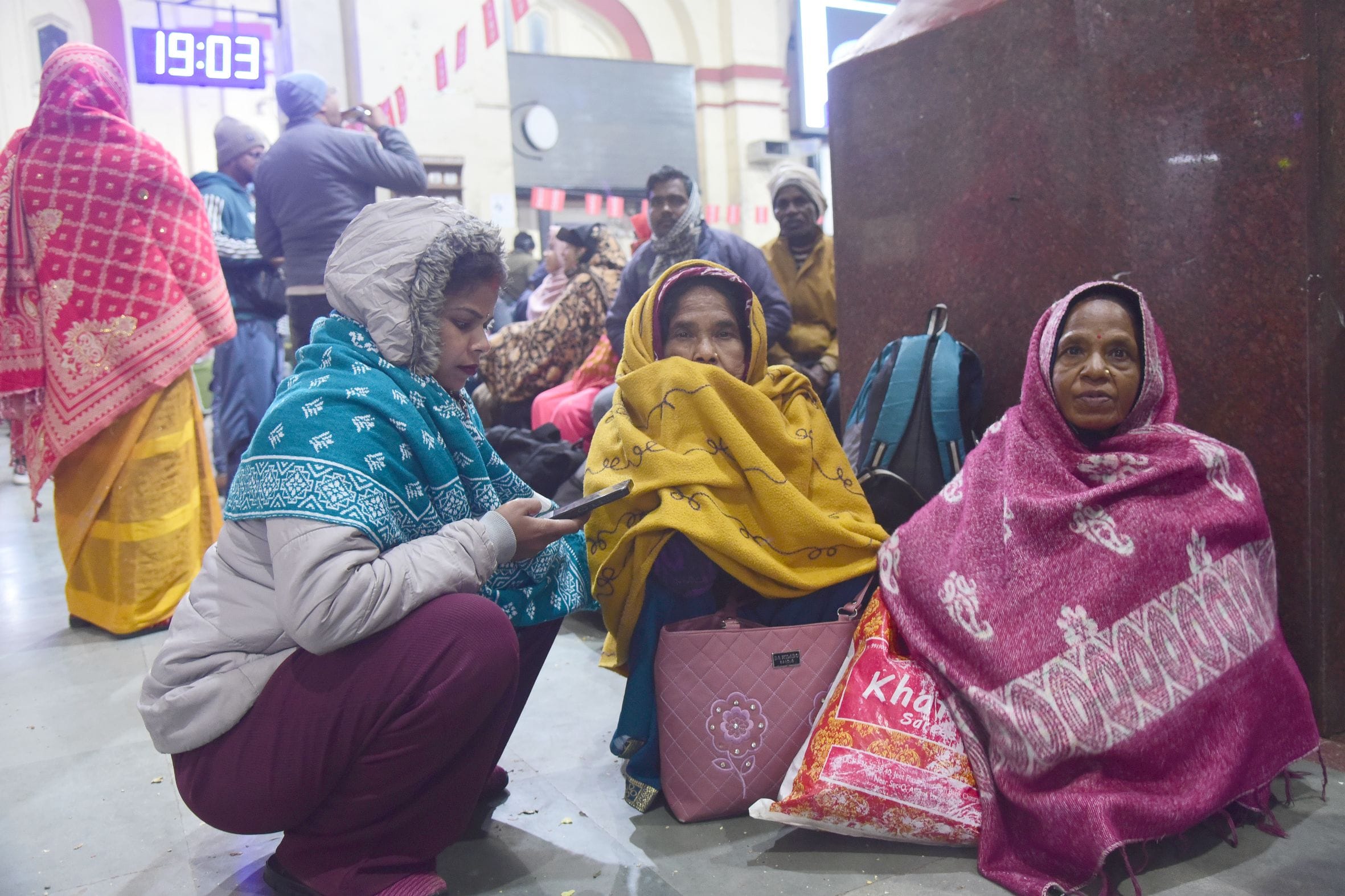 ठंड से ठिठुरते लोग। ठंड से ठिठुरते लोग।