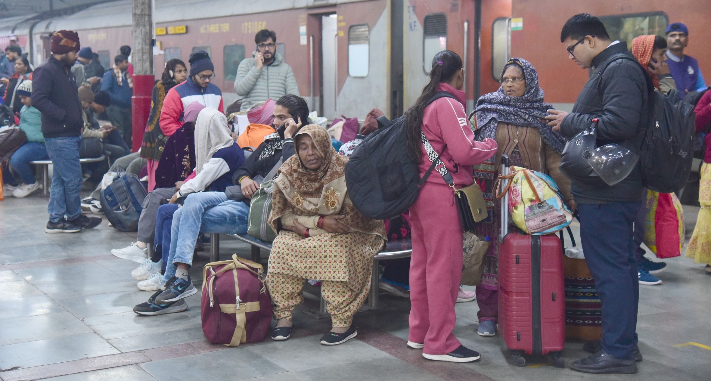 ठंड से ठिठुरते लोग। ठंड से ठिठुरते लोग।