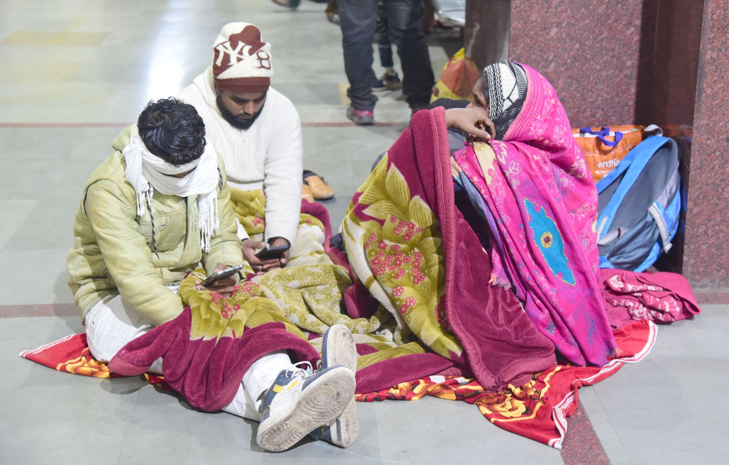 ठंड से ठिठुरते लोग। ठंड से ठिठुरते लोग।