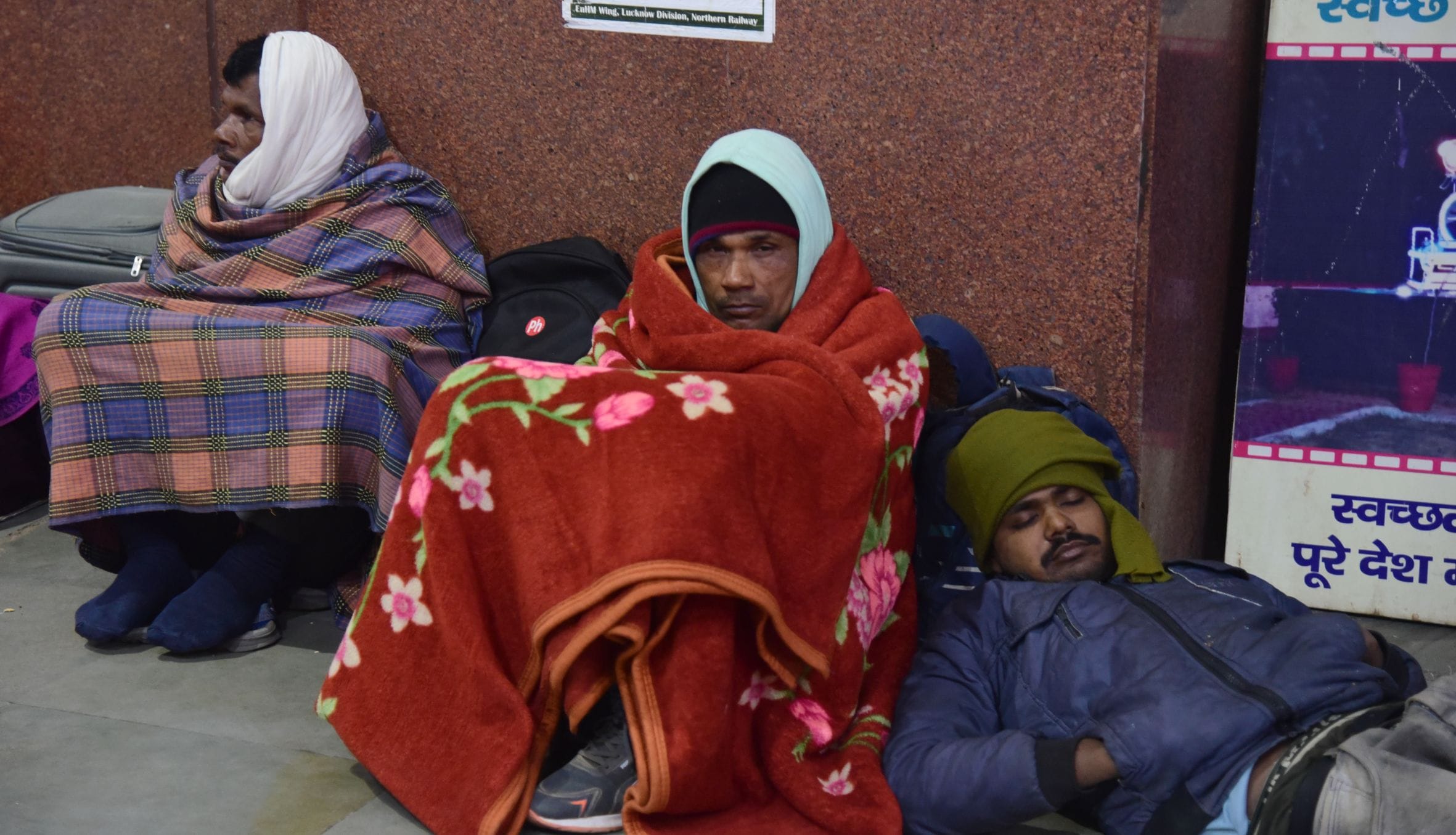 ठंड से ठिठुरते लोग। ठंड से ठिठुरते लोग।