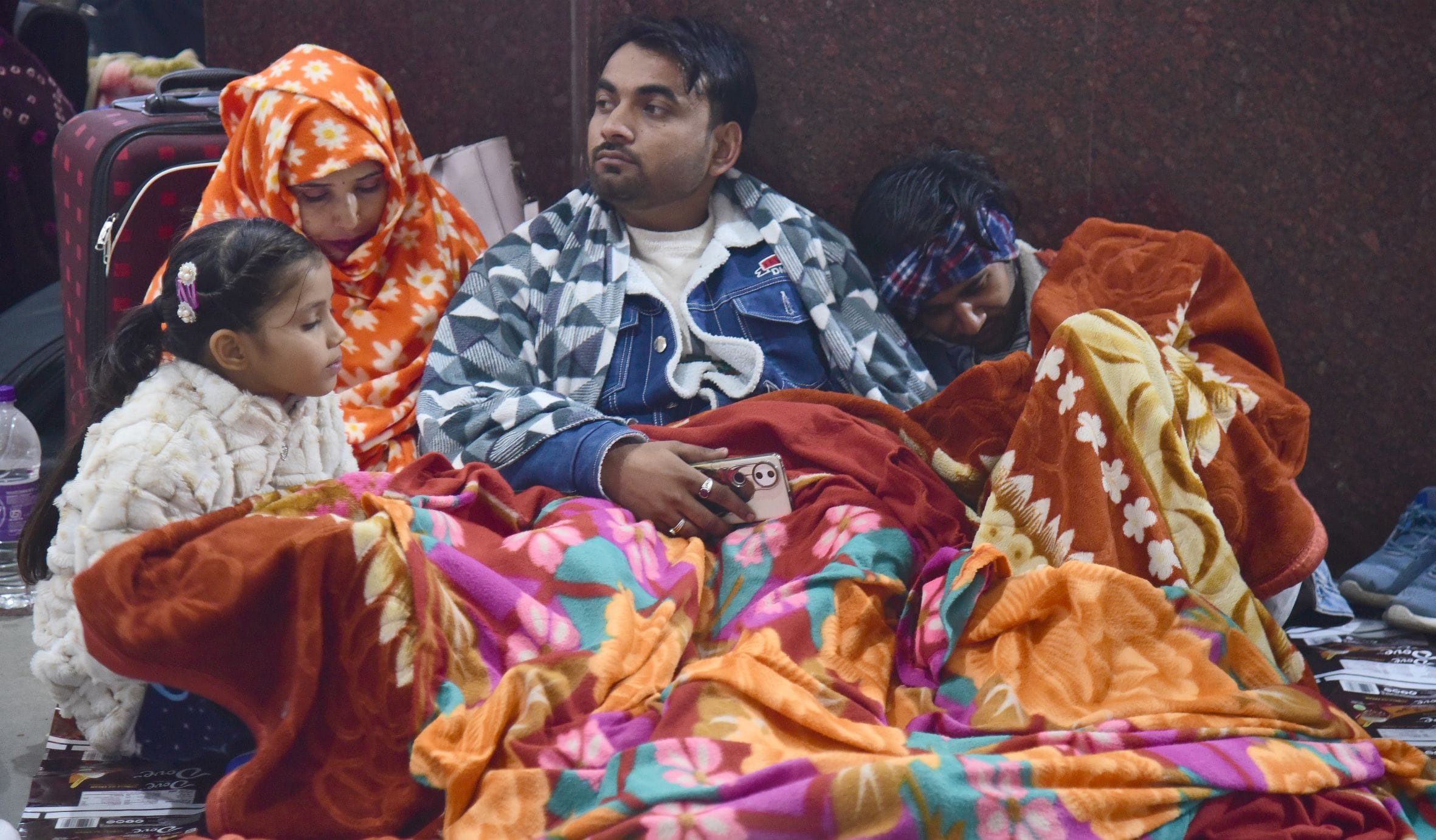 ठंड से ठिठुरते लोग। ठंड से ठिठुरते लोग।