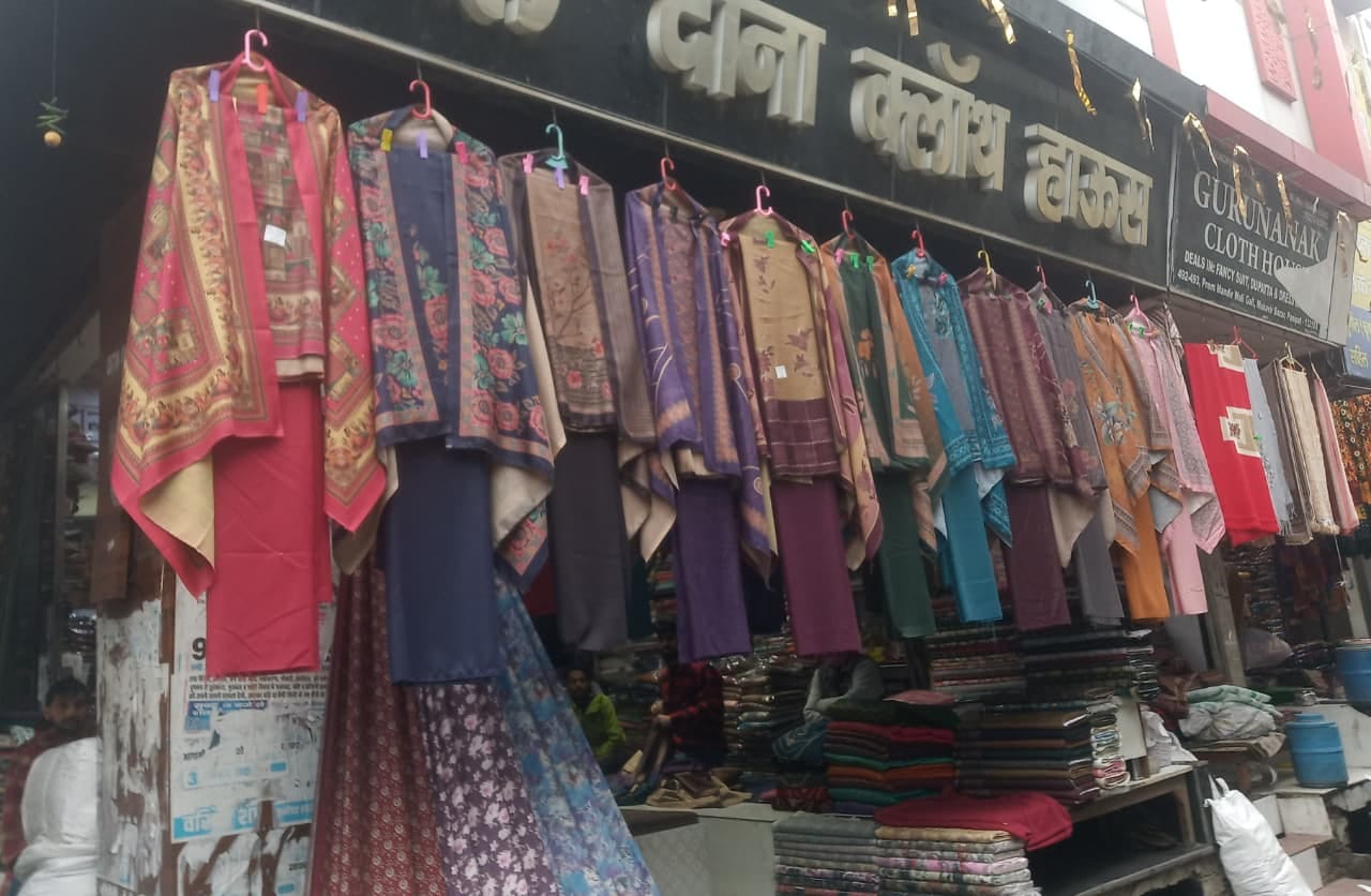 दुकान के बाहर लगे महिलाओं के गर्म सूट। संवाद दुकान के बाहर लगे महिलाओं के गर्म सूट। संवाद