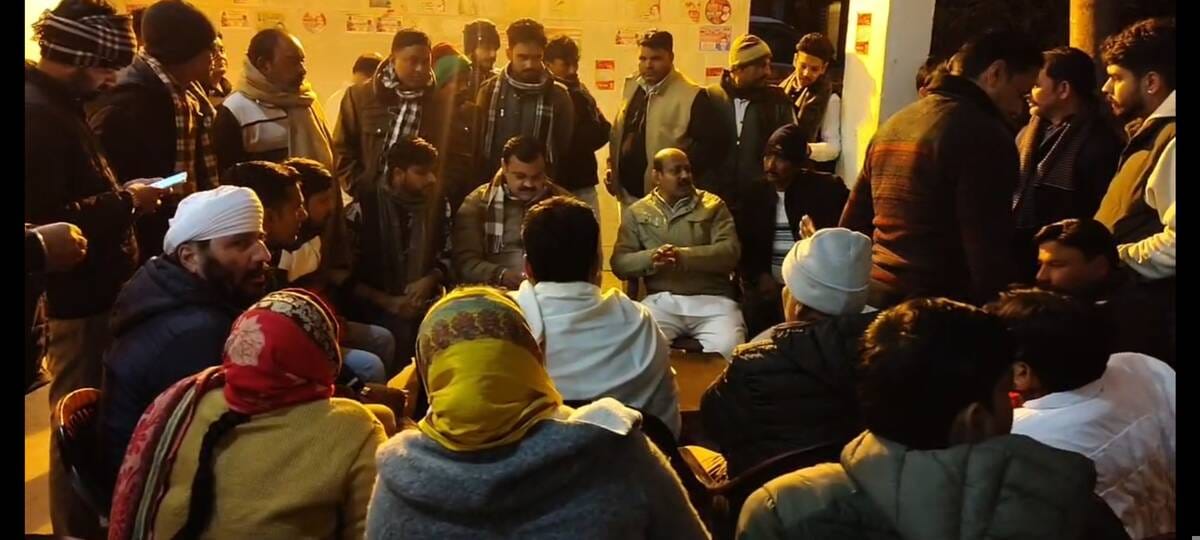 थाना सिविल लाइन पर धरना देते हिंदू संगठन के कार्यकर्ता फोटो वीडियो