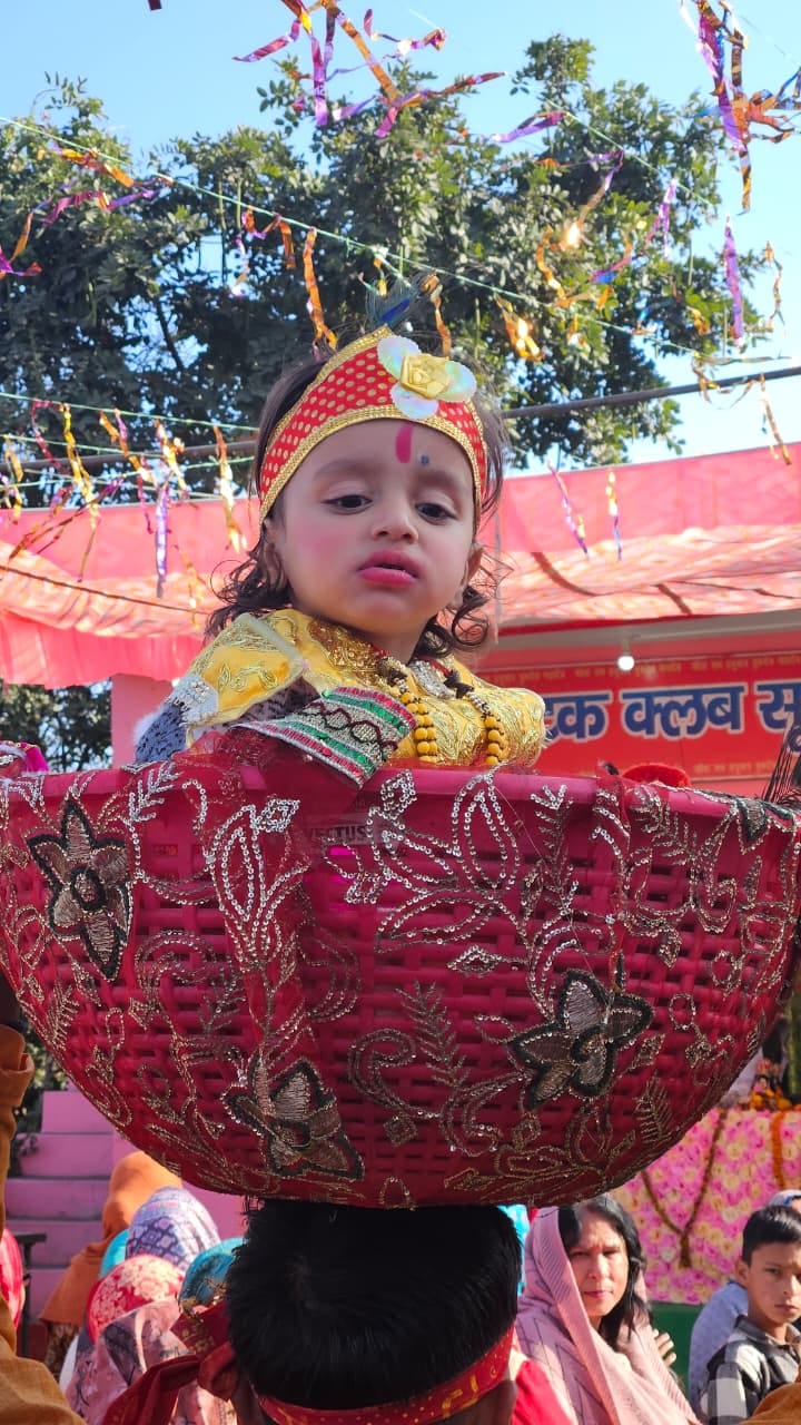 देवल में श्रीमद भगवत कथा के दौरान भजनों पर झूमते भक्त,  स्रोत आयोजक।