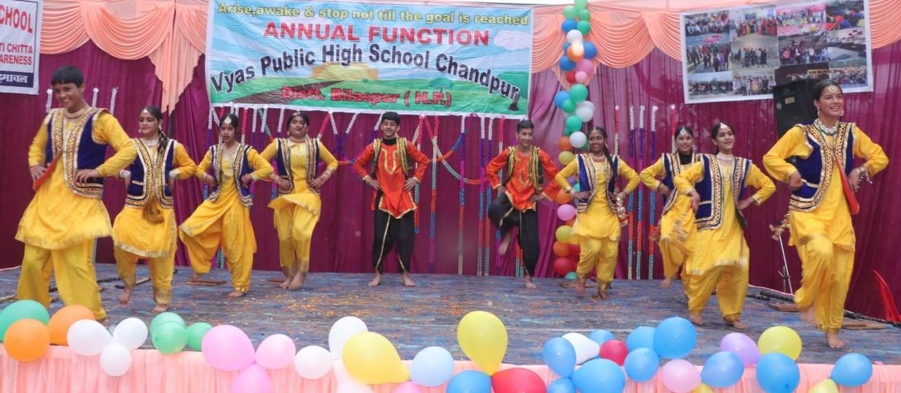 व्यास स्कूल चांदपुर में आयोजित वार्षिक समारोह में उपस्थित बच्चे व अन्य। स्रोत: स्कूल प्रबंधन।