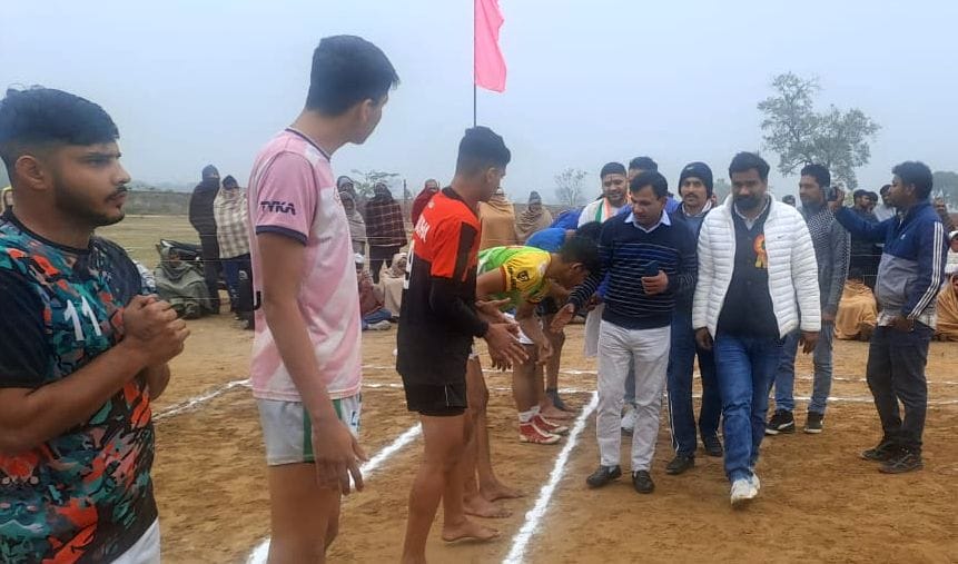 04जेएनडी15-प्रतियोगिता के दौरान आयोजित रस्साकसी में जोर लगाते युवा। स्रोत ग्रामीण 04जेएनडी15-प्रतियोगिता के दौरान आयोजित रस्साकसी में जोर लगाते युवा। स्रोत ग्रामीण