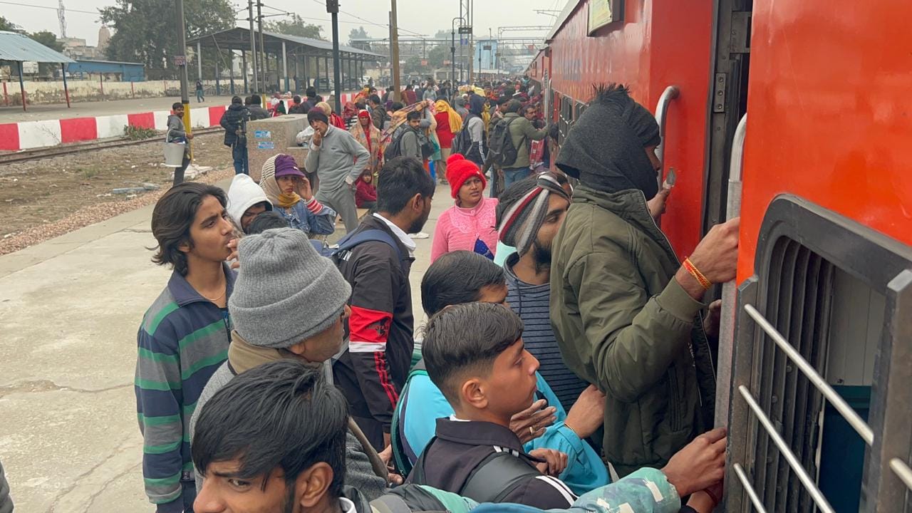 05...रोहतक रेलवे स्टेशन पर अंडमान एक्सप्रेस के डिब्बे में दरवाजे के पास बैठे यात्री। संवाद 05...रोहतक रेलवे स्टेशन पर अंडमान एक्सप्रेस के डिब्बे में दरवाजे के पास बैठे यात्री। संवाद