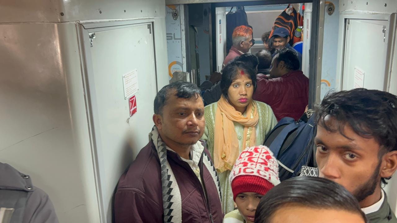 05...रोहतक रेलवे स्टेशन पर अंडमान एक्सप्रेस के डिब्बे में दरवाजे के पास बैठे यात्री। संवाद 05...रोहतक रेलवे स्टेशन पर अंडमान एक्सप्रेस के डिब्बे में दरवाजे के पास बैठे यात्री। संवाद