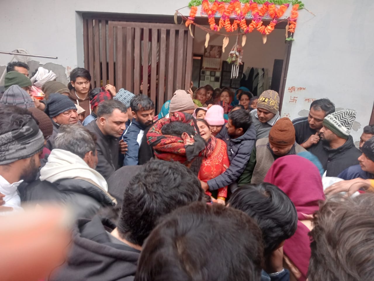 आयुष की फाइल फोटो आयुष की फाइल फोटो