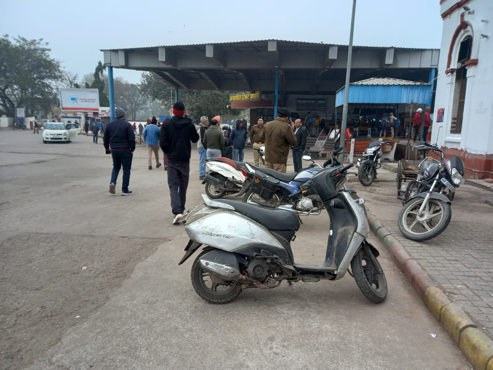 अंबाला कैंट रेलवे स्टेशन पर सुरक्षा प्रबंधों का जायजा लेते सुरक्षा व रेलवे अधिकारी। संवाद अंबाला कैंट रेलवे स्टेशन पर सुरक्षा प्रबंधों का जायजा लेते सुरक्षा व रेलवे अधिकारी। संवाद