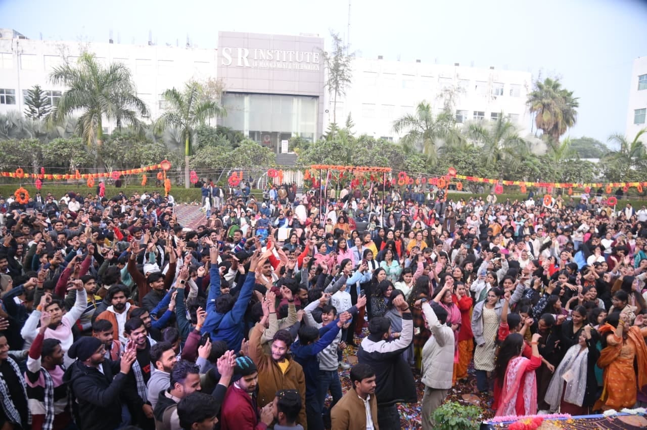 बीकेटी स्थित एसआर ग्रुप ऑफ इंस्टीट्यूशन में आयोजित भजन जैमिंग में पांच हजार से अधिक लोगों ने सन बीकेटी स्थित एसआर ग्रुप ऑफ इंस्टीट्यूशन में आयोजित भजन जैमिंग में पांच हजार से अधिक लोगों ने सन