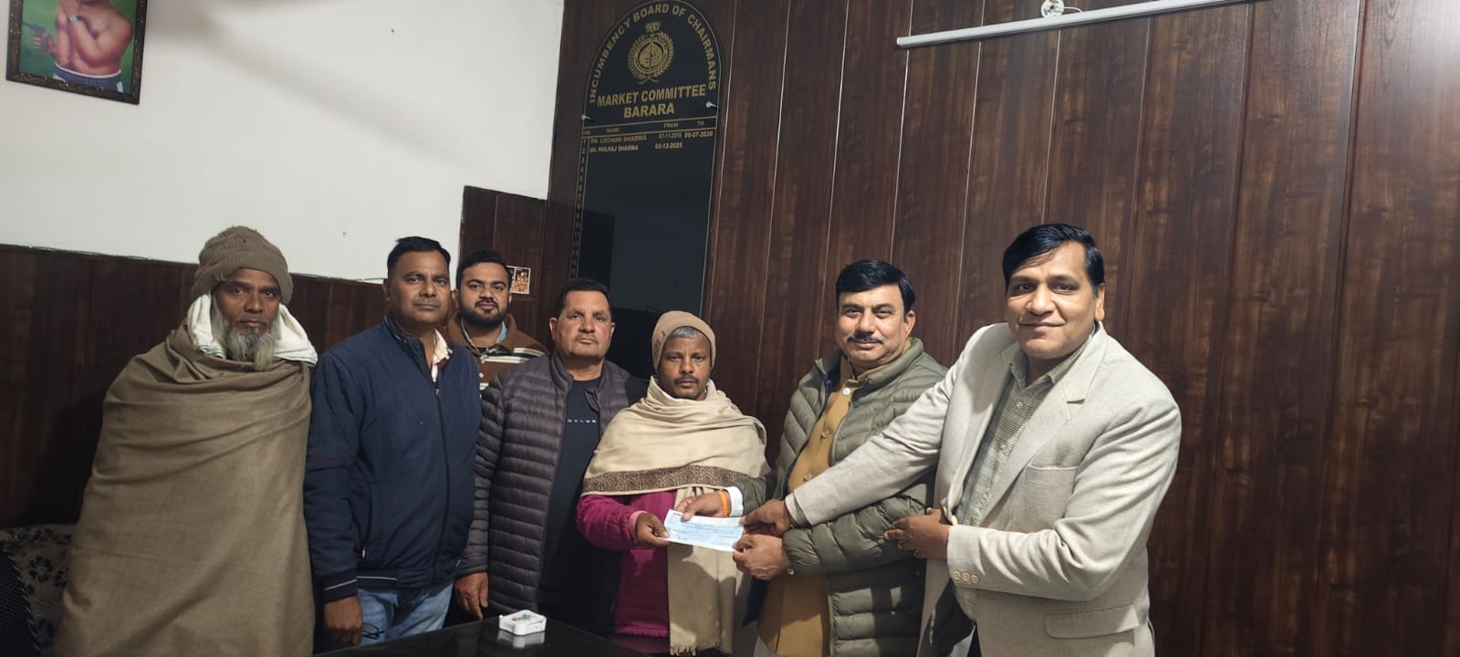 बराड़ा में घायल हुआ मजूदर के परिवार को आर्थिक सहायता का चेक सौंपते पदाधिकारी। प्रवक्ता