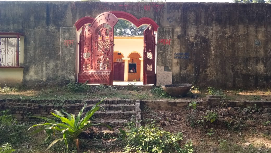चौसंधे बाबा आश्रम में मौजूद संत व ग्रामीण। संवाद