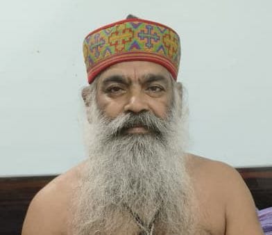 चौसंधे बाबा आश्रम में मौजूद संत व ग्रामीण। संवाद