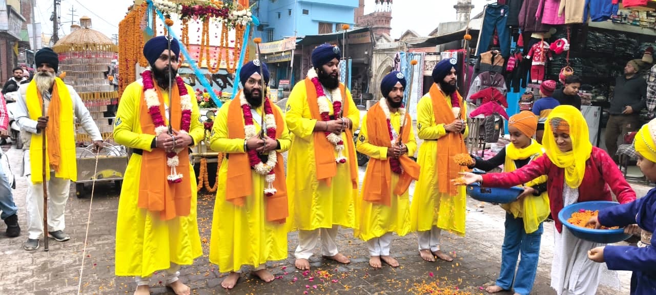 चंदौसी में श्री गुरु गोविंद सिंह जी के प्रकाशोत्सव पर निकाली गई शोभायात्रा में करतब दिखाती गतका
