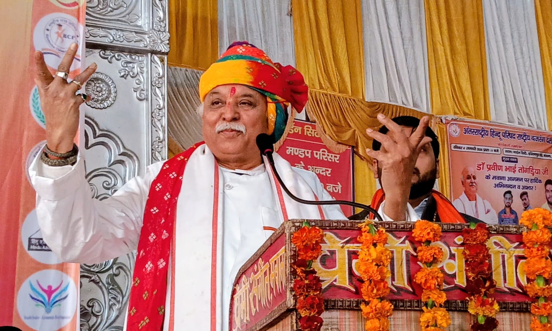 डा. प्रवीण तोगडिया का स्वागत करते नगर के लोग। (मवाना) डा. प्रवीण तोगडिया का स्वागत करते नगर के लोग। (मवाना)