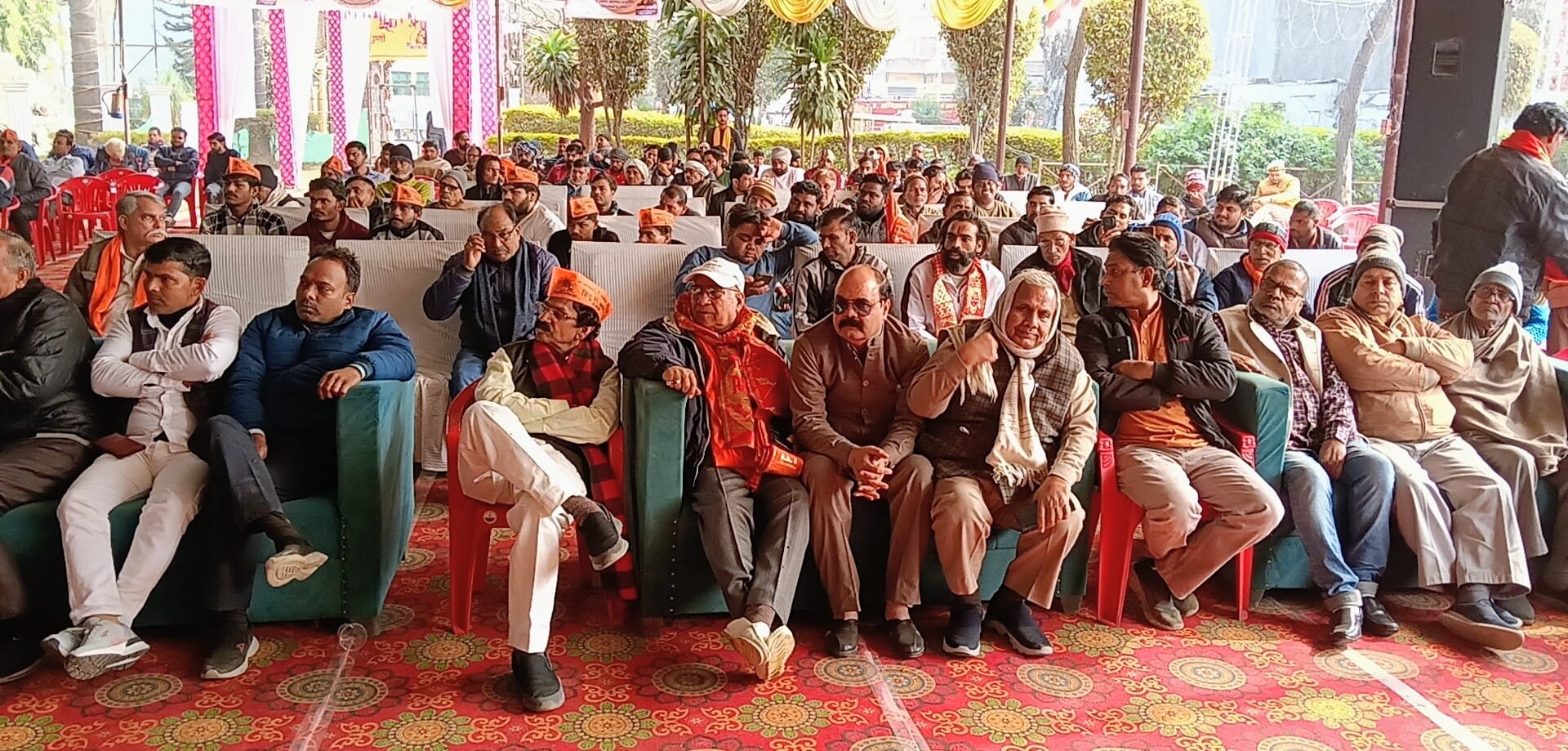डा. प्रवीण तोगडिया का स्वागत करते नगर के लोग। (मवाना) डा. प्रवीण तोगडिया का स्वागत करते नगर के लोग। (मवाना)