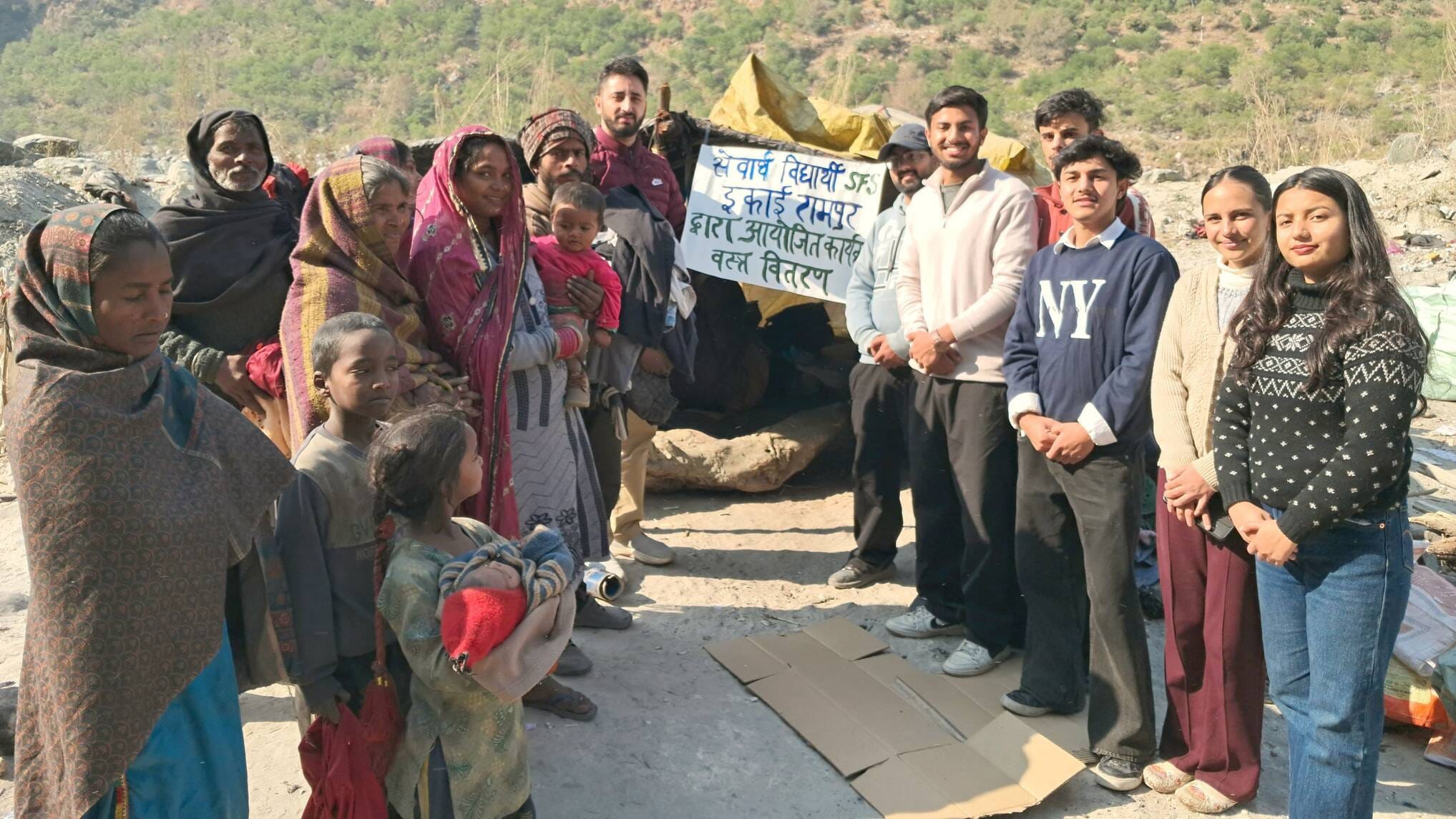 एबीवीपी इकाई रामपुर ने जरूरतमंदों को बांटे कपड़े। स्रोत : इकाई एबीवीपी इकाई रामपुर ने जरूरतमंदों को बांटे कपड़े। स्रोत : इकाई