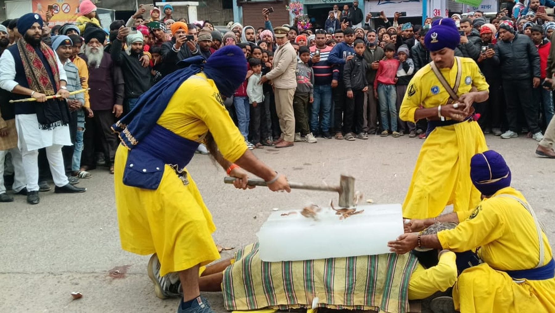 फोटो 03 एमएएचपी 03 परिचय-प्रकाशोत्सव पर्व पर निकली शोभायात्रा में शामिल पंचप्यारे। संवाद फोटो 03 एमएएचपी 03 परिचय-प्रकाशोत्सव पर्व पर निकली शोभायात्रा में शामिल पंचप्यारे। संवाद