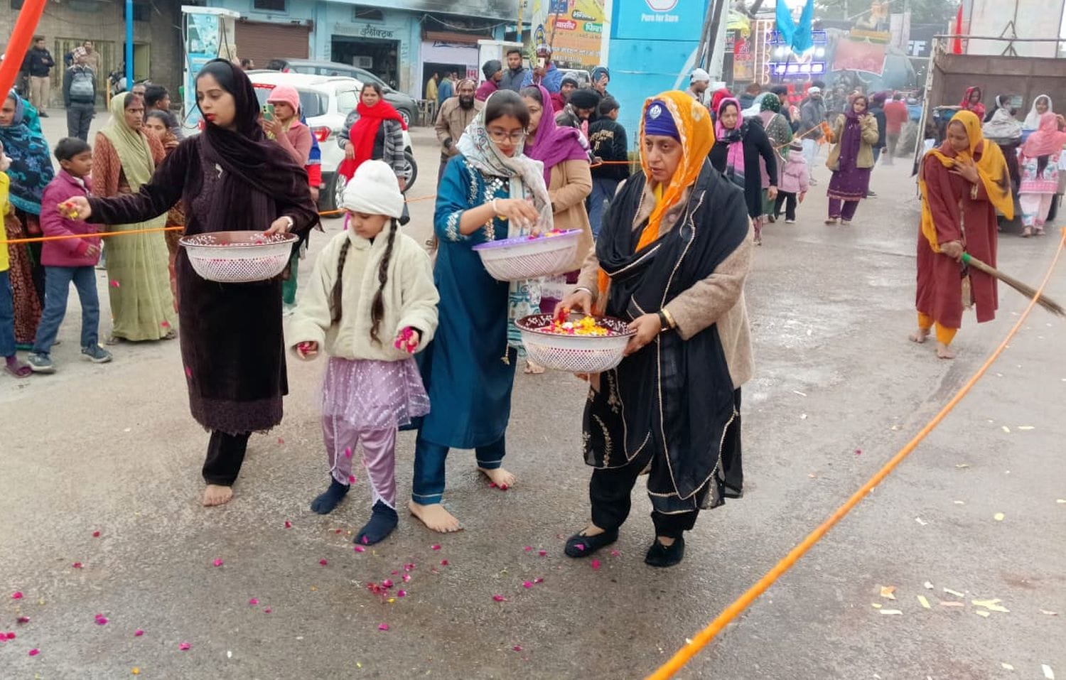 फोटो 03 एमएएचपी 03 परिचय-प्रकाशोत्सव पर्व पर निकली शोभायात्रा में शामिल पंचप्यारे। संवाद फोटो 03 एमएएचपी 03 परिचय-प्रकाशोत्सव पर्व पर निकली शोभायात्रा में शामिल पंचप्यारे। संवाद