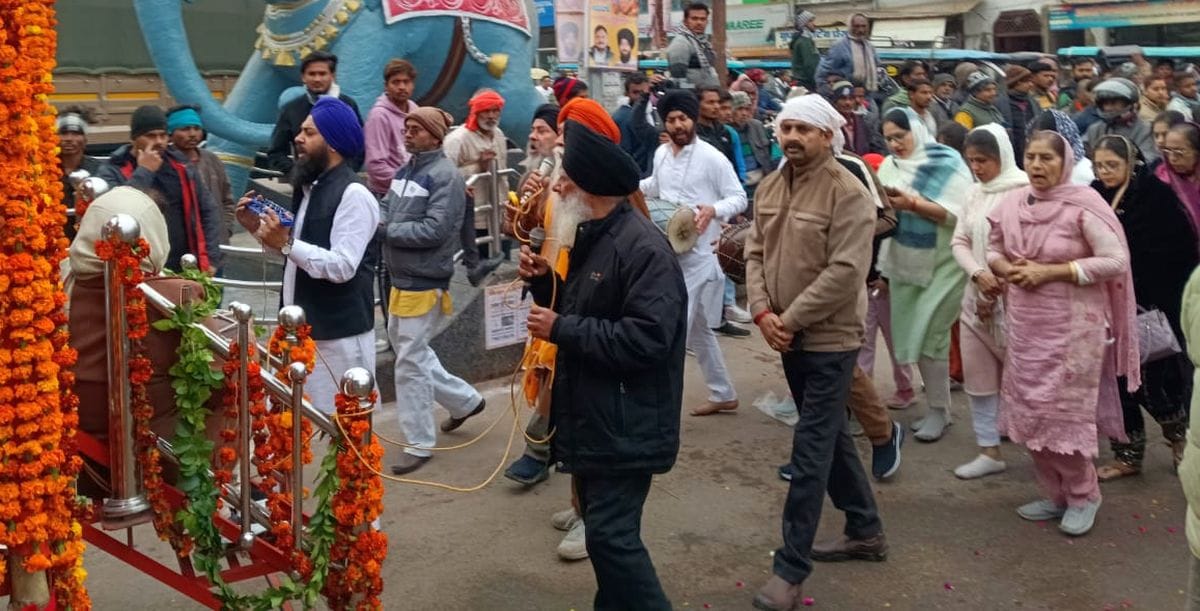 फोटो 03 एमएएचपी 03 परिचय-प्रकाशोत्सव पर्व पर निकली शोभायात्रा में शामिल पंचप्यारे। संवाद फोटो 03 एमएएचपी 03 परिचय-प्रकाशोत्सव पर्व पर निकली शोभायात्रा में शामिल पंचप्यारे। संवाद