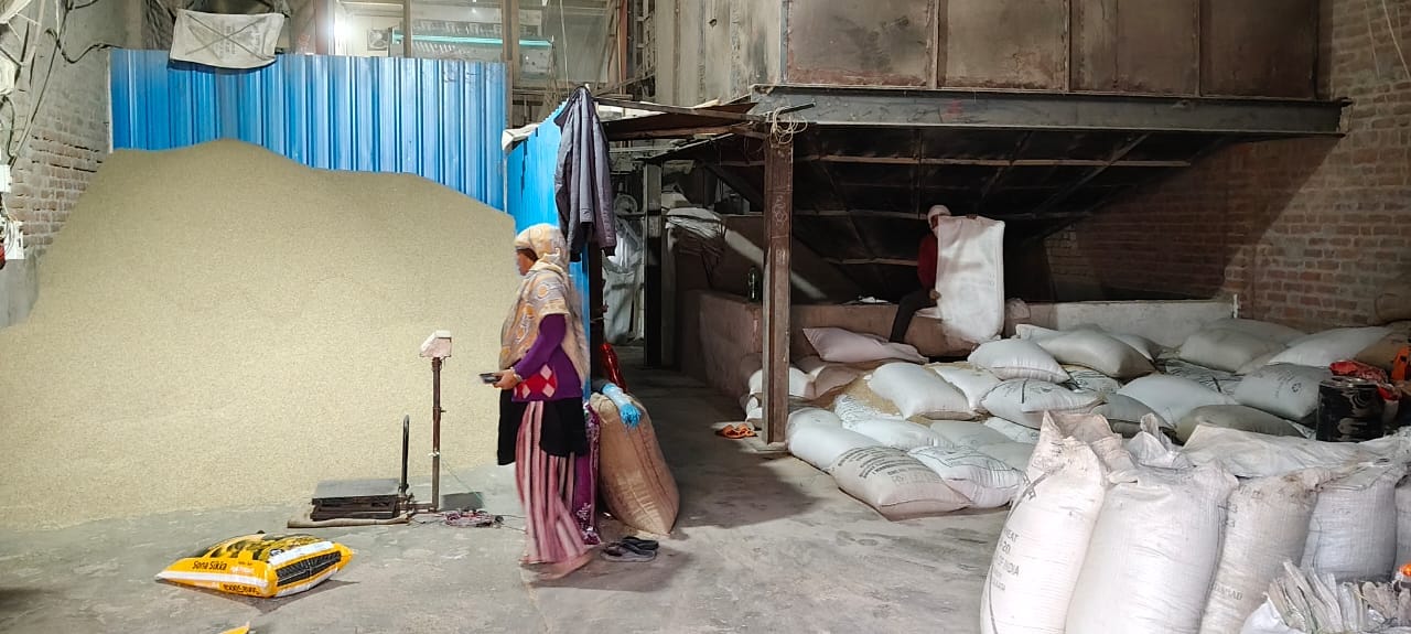 फोटो-10- ट्रक में लादी जाती बाजरे की खेप। संवाद फोटो-10- ट्रक में लादी जाती बाजरे की खेप। संवाद