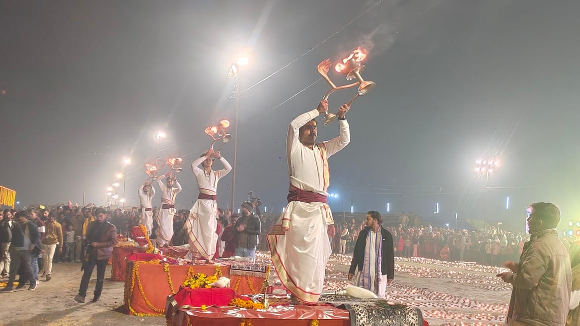 फोटो-26 पांचाल घाट गंगा तट पर हवन करते जिलाधिकारी आशुतोष कुमार द्विवेदी साथ में उनकी पत्नी डॉ.