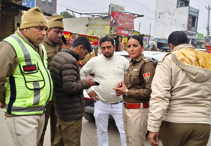 गन्नौर में जीटी रोड चौक पर नियमों का उल्लंघन करने वालों के चालान करती एसीपी गीता फोगाट  व बड़ी थ