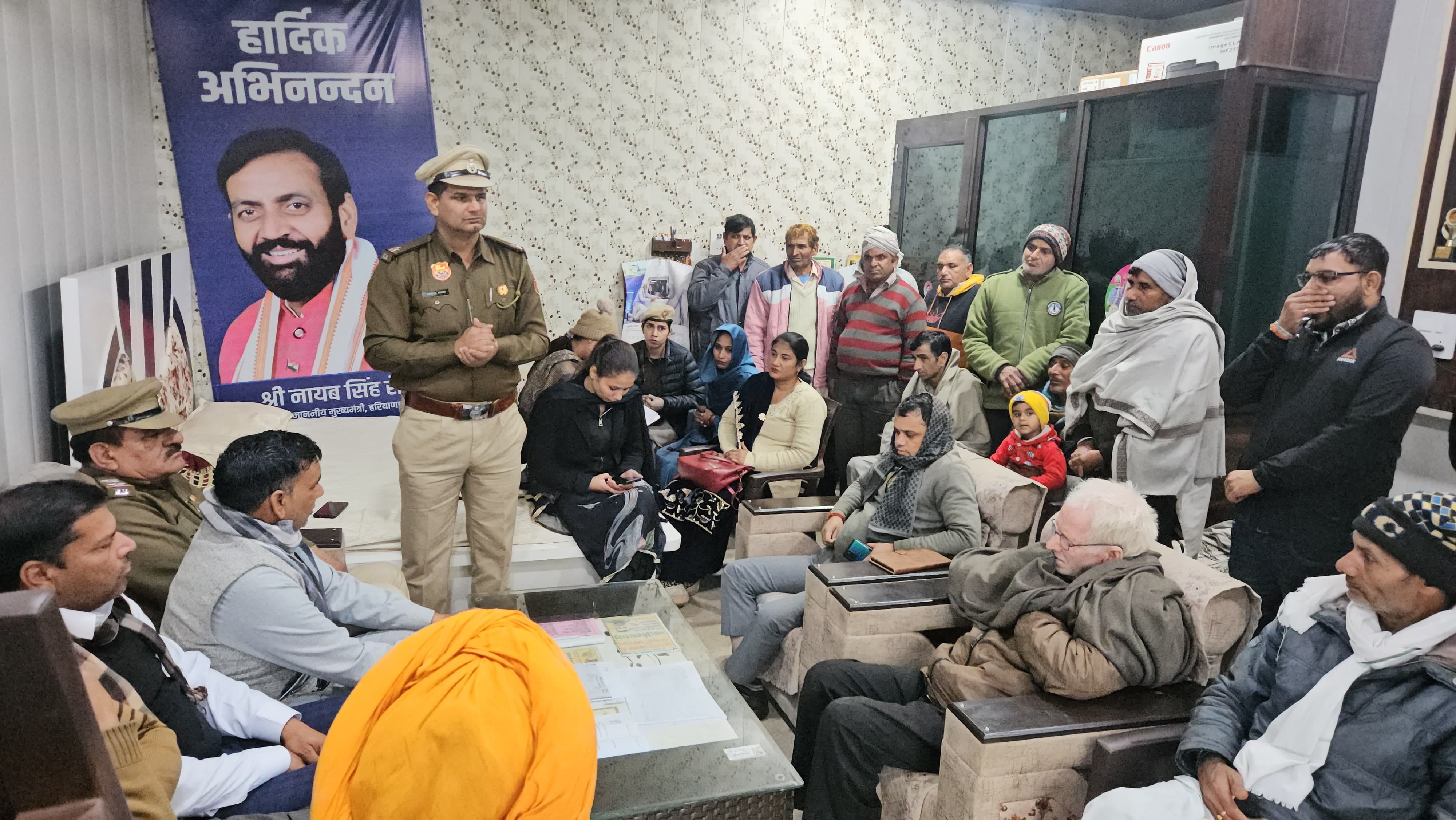 ग्रामीणों को जानकारी देते पुलिस अधिकारी। स्रोत : पीआरओ ग्रामीणों को जानकारी देते पुलिस अधिकारी। स्रोत : पीआरओ