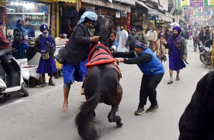 गोशाला रोड स्थित पंजाबी गुरुद्वारा से गुरु गोविंद सिंह महाराज के प्रकाश पर्व पर निकले नगर कीर्