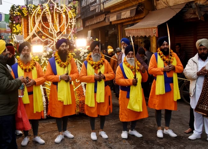 गोशाला रोड स्थित पंजाबी गुरुद्वारा से गुरु गोविंद सिंह महाराज के प्रकाश पर्व पर निकले नगर कीर्