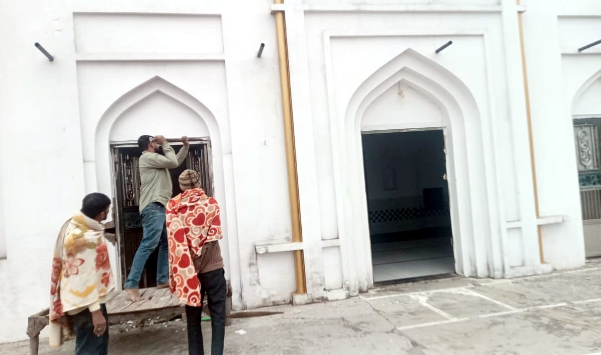 गांव सलेमपुर सालार उर्फ हाजीपुर में मस्जिद की दीवार तोड़ते ग्रामीण। संवाद गांव सलेमपुर सालार उर्फ हाजीपुर में मस्जिद की दीवार तोड़ते ग्रामीण। संवाद