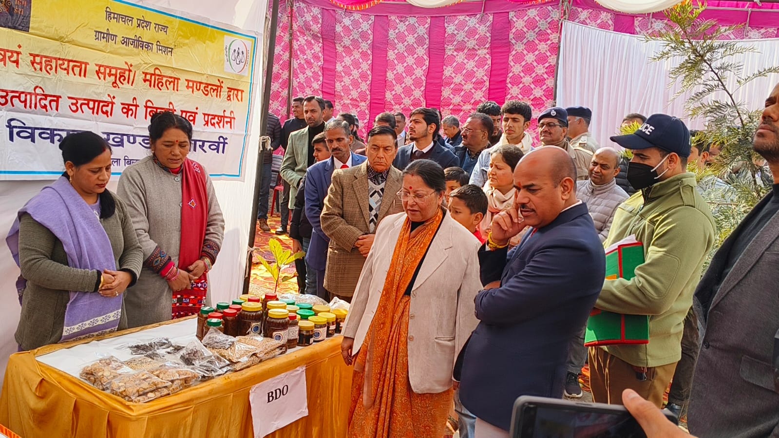 घुमारवीं में आयोजित विधिक साक्षरता शिविर में मौजूद लोग। स्रोत: आयोजक घुमारवीं में आयोजित विधिक साक्षरता शिविर में मौजूद लोग। स्रोत: आयोजक