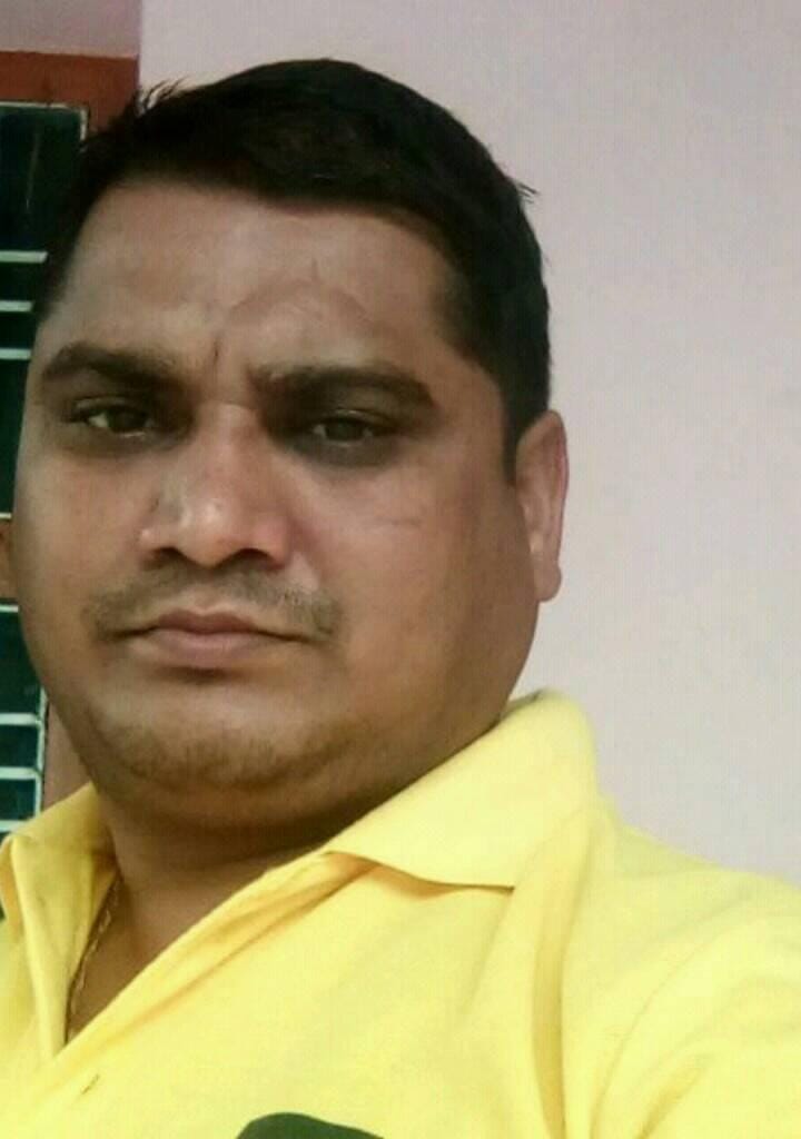 हमीरपुर में बनाई गई पेड पार्किंग जहां पर रेट लिस्ट गायब है। संवाद