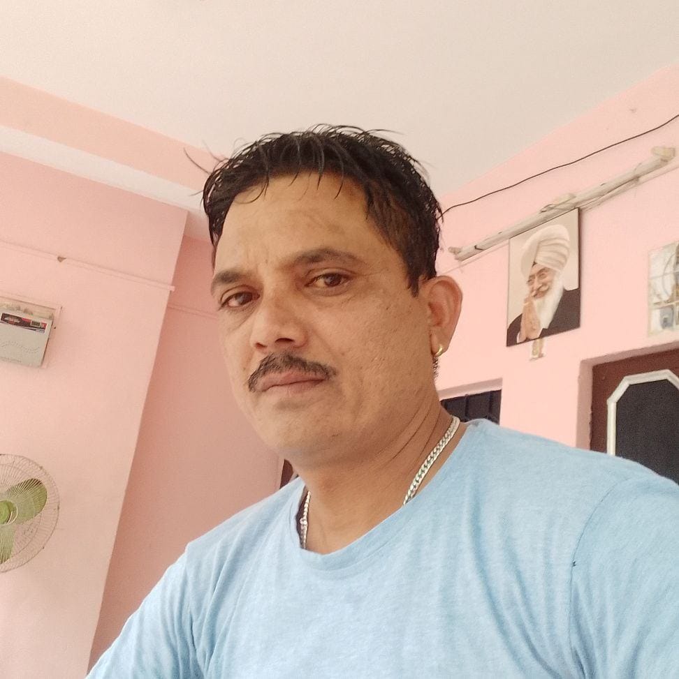 हमीरपुर में बनाई गई पेड पार्किंग जहां पर रेट लिस्ट गायब है। संवाद