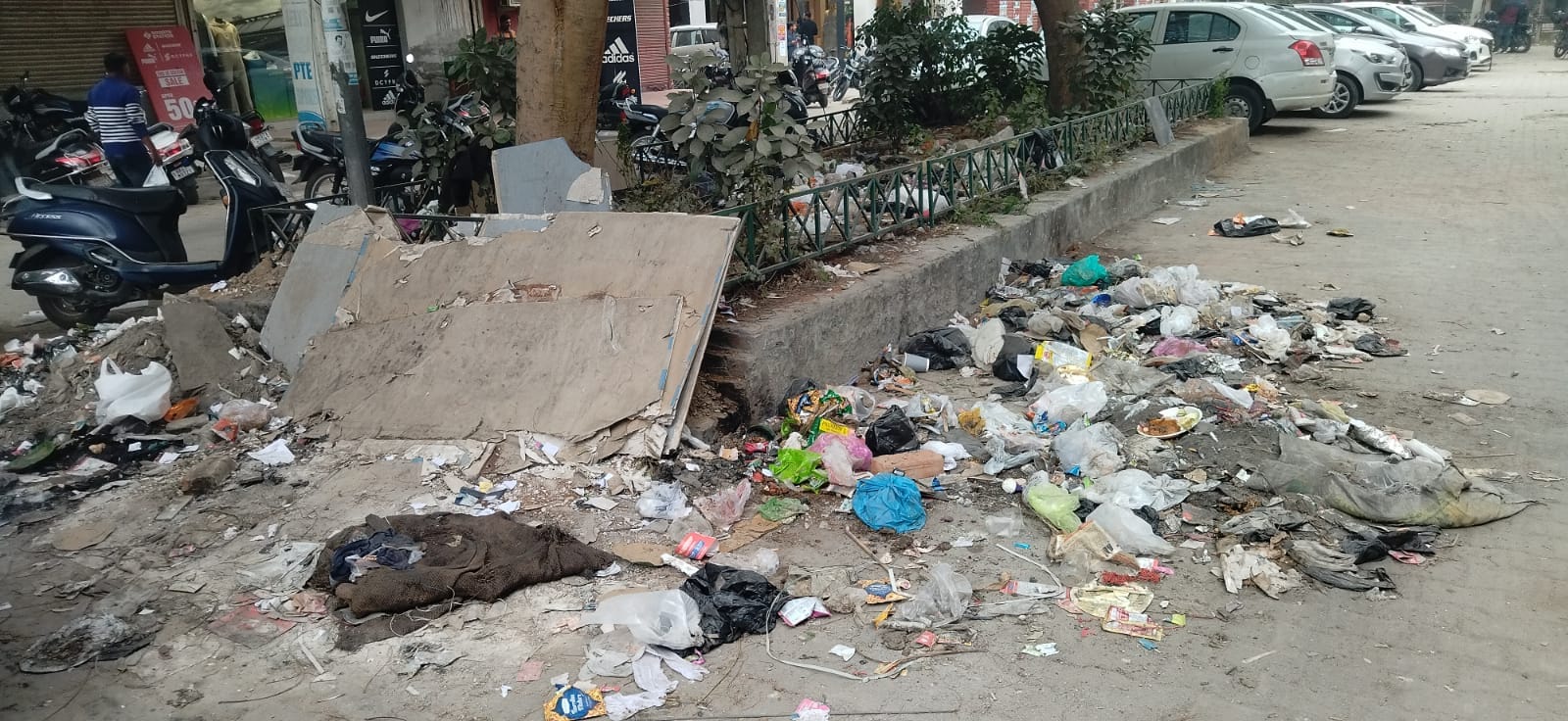 कुरुक्षेत्र। सेक्टर 17 आरडब्ल्यूए के पूर्व प्रधान राजेश्वर गोयल चर्चा करते हुए। संवाद