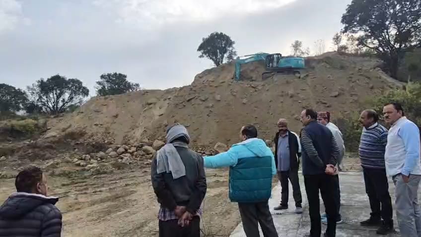 करोट में निर्माणाधीन डे बोर्डिंग स्कूल की आधारशिला। स्रोत जागरूक पाठक करोट में निर्माणाधीन डे बोर्डिंग स्कूल की आधारशिला। स्रोत जागरूक पाठक