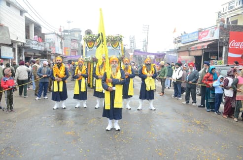 कठुआ में नगर कीर्तन का शुभारंभ करते विधायक व अन्य। संवाद कठुआ में नगर कीर्तन का शुभारंभ करते विधायक व अन्य। संवाद