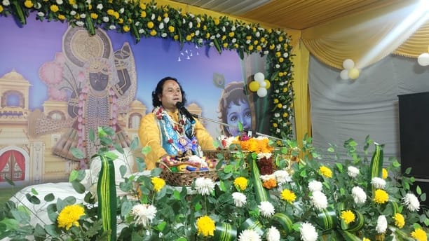 लालपुल से कारगी चौक की ओर जाने वाले मार्ग पर आयोजित श्रीमद्भागवत कथा के दौरान श्रीकृष्ण बने बाल लालपुल से कारगी चौक की ओर जाने वाले मार्ग पर आयोजित श्रीमद्भागवत कथा के दौरान श्रीकृष्ण बने बाल