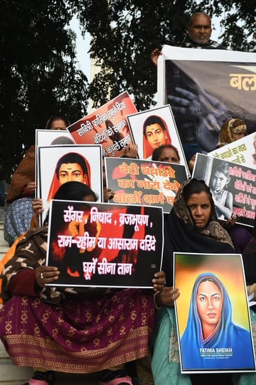 महिलाओं के खिलाफ हो रही हिंसा और नफरत की राजनीति के विरोध में शनिवार को महिला व छात्र संगठनों न