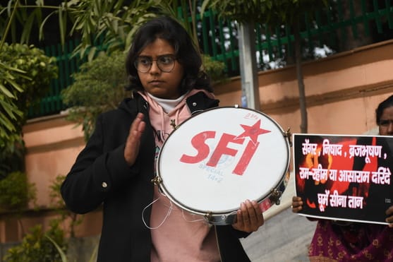महिलाओं के खिलाफ हो रही हिंसा और नफरत की राजनीति के विरोध में शनिवार को महिला व छात्र संगठनों न