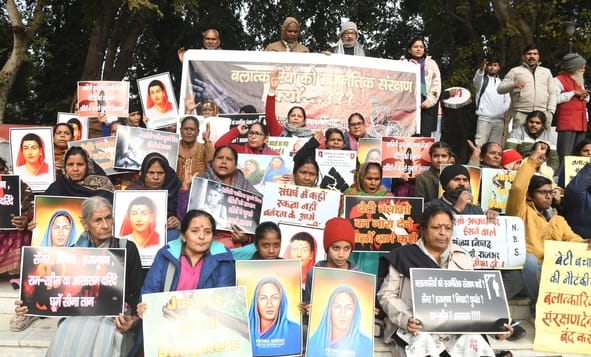 महिलाओं के खिलाफ हो रही हिंसा और नफरत की राजनीति के विरोध में शनिवार को महिला व छात्र संगठनों न
