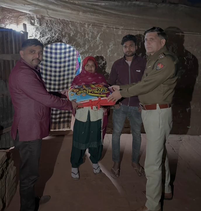मुलाना में जरूरतमंदों को कंबल देते थाना प्रभारी व समाजसेवी। संवाद