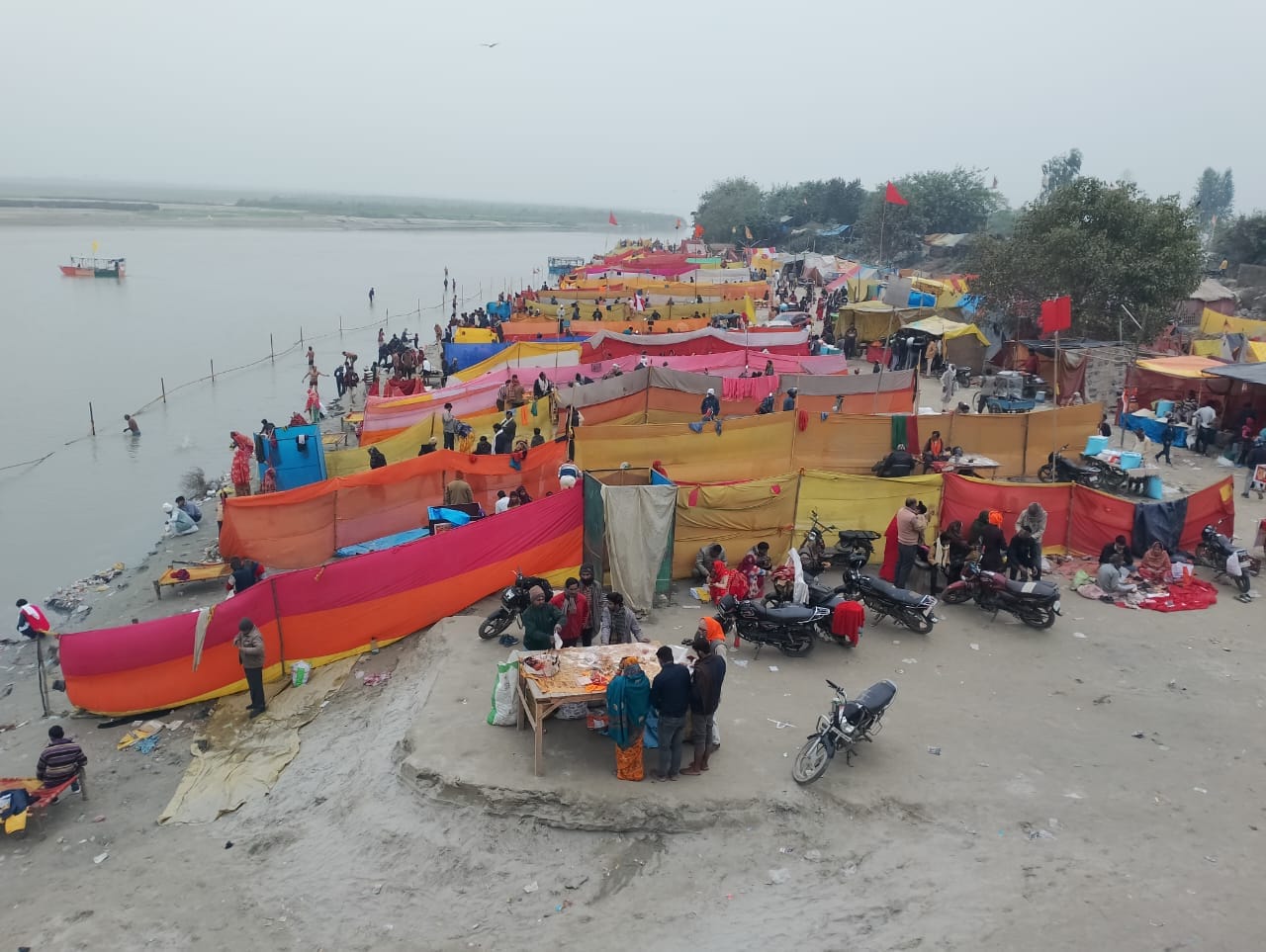 मिर्जापुर में रामनगरिया घाट पर स्नान करते लोग। संवाद मिर्जापुर में रामनगरिया घाट पर स्नान करते लोग। संवाद