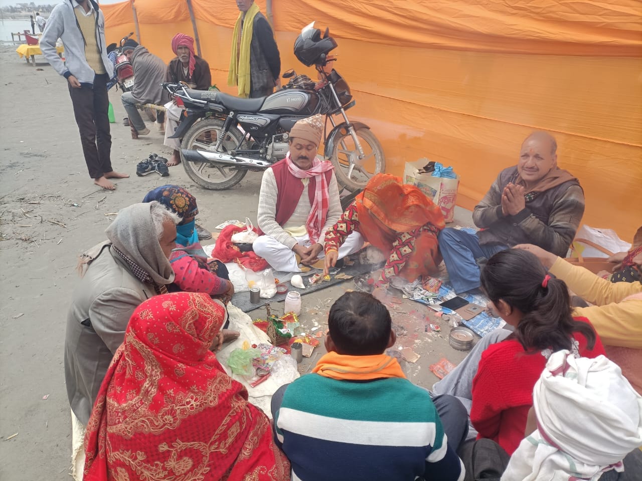 मिर्जापुर में रामनगरिया घाट पर स्नान करते लोग। संवाद मिर्जापुर में रामनगरिया घाट पर स्नान करते लोग। संवाद