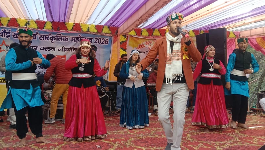 नौगांव में आयोजित कार्यक्रम में जौनसार के नाटी किंग अज्जू तोमर की नाटी पर पंडाल में नाचते राज्य