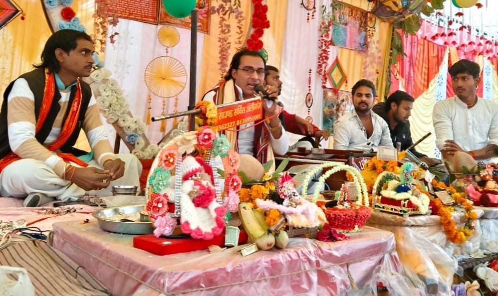नई बस्ती बारह बीघा में भागवत कथा सुनते लोग। संवाद नई बस्ती बारह बीघा में भागवत कथा सुनते लोग। संवाद